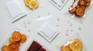 A comparison chart illustrating the key differences between Silica Gel and Molecular Sieve desiccants, including their moisture absorption capacity, regeneration methods, cost, and typical applications in food packaging. The chart clearly shows which desiccant is better suited for various food preservation needs.